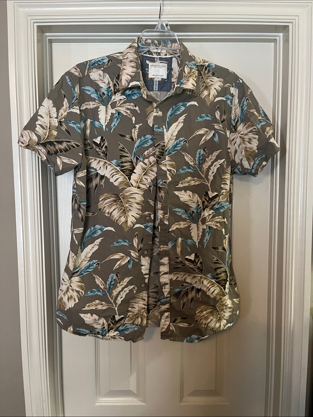 Denim & Flower Gray Tropical Print Short Sleeve Button-Up Top